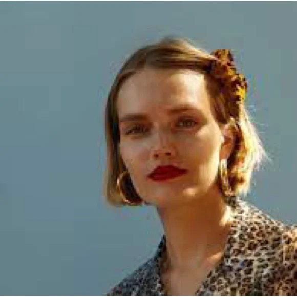 Valet Studio ‘Ursula’ She’ll Clips Tortoise - Picture 6 of 6